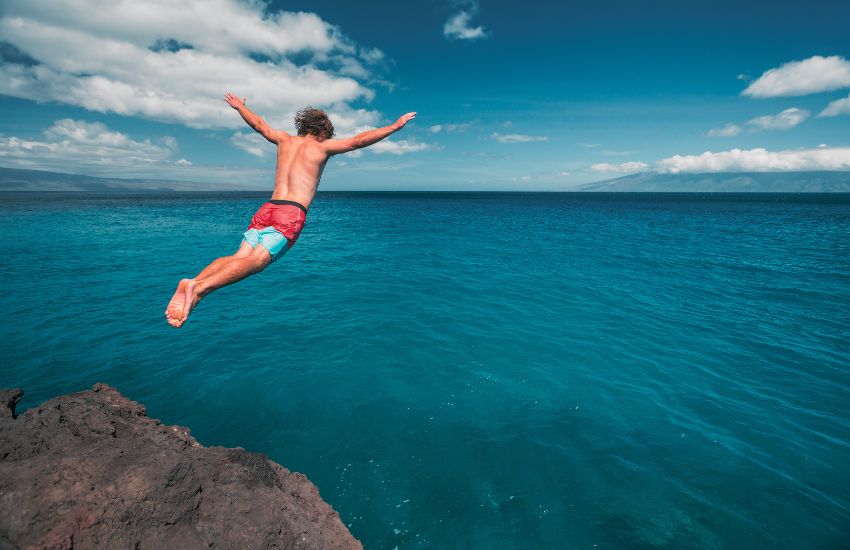 cliff jumping into ocean in oahu in hawaii